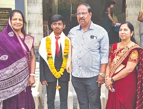 ಭಾಲ್ಕಿಯ ಶ್ರೀ ಸತ್ಯ ಸಾಯಿ ಪಬ್ಲಿಕ್​ ಶಾಲೆಯಲ್ಲಿ ಗುರುವಾರ ಎಸ್ಸೆಸ್ಸೆಲ್ಸಿ ಸಾಧಕ ವಿದ್ಯಾರ್ಥಿಗಳನ್ನು ಸನ್ಮಾನಿಸಲಾಯಿತು. ಸಂಸ್ಥೆಯ ಅಧ್ಯ ಚಂದ್ರಶೇಖರ ಎಮ್ಮೆ, ಕಾರ್ಯದರ್ಶಿ ಜ್ಯೋತಿ ಎಮ್ಮೆ, ಪ್ರಾಚಾರ್ಯ ನಿರ್ಮಲಾ ತಿವಾರಿ, ಆಡಳಿತಾಧಿಕಾರಿ ನಂದಕುಮಾರ ಪಾಟೀಲ್​ ಇತರರಿದ್ದರು.