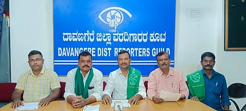 ದಾವಣಗೆರೆ ಸುದ್ದಿಗೋಷ್ಠಿಯಲ್ಲಿ ಭಾರತೀಯ ಕಿಸಾನ್ ಸಂಘದ  ತಾಲೂಕು ಘಟಕದ ಪ್ರಕಾಶ್ ನೇರ್ಲಿಗೆ, ರಾಜೇಂದ್ರ ಗೋಪನಾಳ್, ವೀರೇಶ್ವರ ಮರಡಿ, ಜಿ.ಡಿ. ಬಸವರಾಜಪ್ಪ, ಎಂ.ಎಸ್. ಶಿವಕುಮಾರ್ ಬಾಡಾ ಇದ್ದರು. 