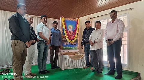 ನಗರದ ಗಾಂಧಿ ಭವನದಲ್ಲಿ ಭಾನುವಾರ ನಡೆದ ಸವಿತ ಮಹರ್ಷಿ ಜಯಂತಿ ಕಾರ್ಯಕ್ರಮದಲ್ಲಿ ಟಿ.ಪಿ.ರಮೇಶ್, ಅನಿಲ್.ಎಚ್.ಟಿ, ದೊರೇಶ್ ಇತರರಿದ್ದರು.
