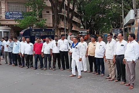 ದಾವಣಗೆರೆ ಜಯದೇವ ವೃತ್ತದಲ್ಲಿ ಶುಕ್ರವಾರ, ಒಳಮೀಸಲಾತಿ ವಿಚಾರವಾಗಿ ಪರಿಶಿಷ್ಟ ಜಾತಿಯ ಎಡಗೈ ಸಮುದಾಯದ ಮುಖಂಡರು ಒಗ್ಗಟ್ಟು ಪ್ರದರ್ಶಿಸಿದರು. ಆಲೂರು ನಿಂಗರಾಜ್, ಎಚ್. ಮಲ್ಲೇಶ್, ಬಸವರಾಜ್, ದುರ್ಗೇಶ್, ಗುಡ್ಡಪ್ಪ, ಹಾಲೇಶ್, ರಾಮಚಂದ್ರಪ್ಪ, ರಾಘವೇಂದ್ರ, ರವಿ, ಮಲ್ಲಿಕಾರ್ಜುನ, ಮೈಲಾರಪ್ಪ, ದಾಸಪ್ಪ, ಕುಬೇರಪ್ಪ, ಪ್ರಶಾಂತ್, ದುಗ್ಗಪ್ಪ ಇದ್ದರು.