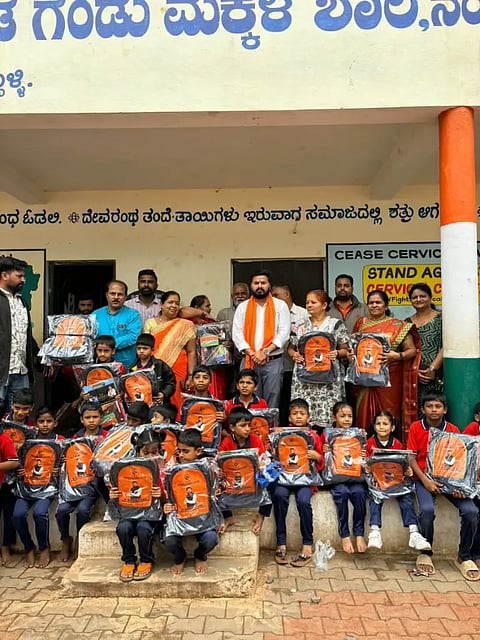 society ಹುಬ್ಬಳ್ಳಿ ಚನ್ನಪೇಟೆಯ ಸರ್ಕಾರಿ ಹೆಣ್ಣು ಮಕ್ಕಳ ಕೇಂದ್ರ ಶಾಲೆಯ ವಿದ್ಯಾರ್ಥಿಗಳಿಗೆ ವಿಎಕೆ ಫೌಂಡೇಶನ್ ವತಿಯಿಂದ ಶಾಲಾ ಬ್ಯಾಗ್, ಪುಸ್ತಕ, ಪರೀಕ್ಷಾ ಕಿಟ್ ವಿತರಿಸಲಾಯಿತು.