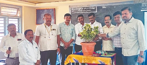 ಮುಂಡರಗಿ ಪಟ್ಟಣದ ಜೆ.ಟಿ. ಕೋಟೆ ಪ್ರೌಢಶಾಲೆಯಲ್ಲಿ (school) ಶುಕ್ರವಾರ ಹಮ್ಮಿಕೊಂಡಿದ್ದ ಪ್ರಾಥಮಿಕ ಶಾಲಾ ಶಿಕ್ಷಕರಿಗೆ ಎರಡು ದಿನದ ಓದು ಕರ್ನಾಟಕ, ಗಣಿತ ಗಣಕ, ಮೌಲ್ಯ ಶಿಕ್ಷಣ ತರಬೇತಿಯನ್ನು ಡಯಟ್ ಹಿರಿಯ ಉಪನ್ಯಾಸಕ ಯಲ್ಲಪ್ಪ ಹಂದ್ರಾಳ ಉದ್ಘಾಟಿಸಿದರು. 