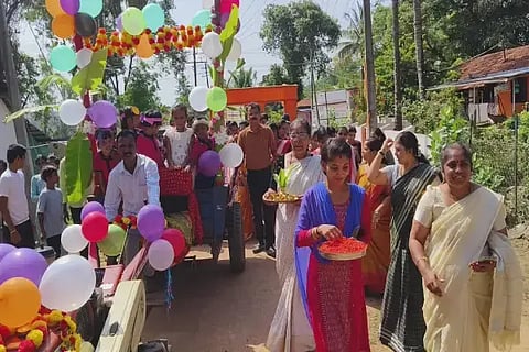  ಶಿವಮೊಗ್ಗ ತಾಲೂಕು ಲಿಂಗಾಪುರ ಸಕಾರಿ ಹಿರಿಯ ಪ್ರಾಥಮಿಕ ಶಾಲೆಯಲ್ಲಿ ಸೋಮವಾರ ಮಕ್ಕಳನ್ನು ಟಿಲ್ಲರ್ ಮೂಲಕ ಮೆರವಣಿಗೆಯಲ್ಲಿ ಕರೆತರಲಾಯಿತು. ಬಿಇಒ ರಮೇಶ್, ಶಿಕ್ಷಕರು, ಸಾರ್ವಜನಿಕರು ಇದ್ದರು.