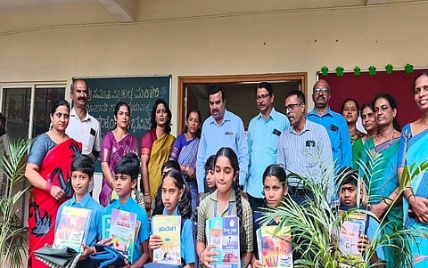 ಶಾಲಾ ಪ್ರಾರಂಭೋತ್ಸವ ಪ್ರಯುಕ್ತ ವಿದ್ಯಾರ್ಥಿಗಳಿಗೆ ಬುಕ್ ವಿತರಣೆ ಮಾಡಲಾಯಿತು. ಬಸವರಾಜು, ಮಹೇಶ್, ಜಗದೀಶ್ ಇತರರಿದ್ದರು.