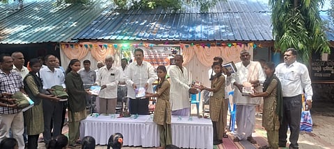 ನರಗುಂದದ ಶಾಸಕರ ಸರ್ಕಾರಿ ಮಾದರಿ ಹಿರಿಯ ಪ್ರಾಥಮಿಕ ಶಾಲೆ  school ಮಕ್ಕಳಿಗೆ ಶಾಸಕ ಸಿ.ಸಿ. ಪಾಟೀಲ ಉಚಿತ ಪಠ್ಯ-ಪುಸ್ತಕ  ವಿತರಿಸಿದರು.  
