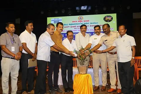 ಶಿವಮೊಗ್ಗ ತಾಲೂಕು ಖಾಸಗಿ ಅನುದಾನರಹಿತ ಶಾಲೆಗಳ ಮುಖ್ಯಸ್ಥರು ಮತ್ತು ಮುಖ್ಯಶಿಕ್ಷಕರಿಗೆ ಏರ್ಪಡಿಸಿದ್ದ ಮಾಹಿತಿ ಕಾರ್ಯಾಗಾರವನ್ನು ಮಂಜುನಾಥ್ ಉದ್ಘಾಟಿಸಿದರು. ರಮೇಶ್, ದೇವರಾಜ್, ಮುರುಗೇಂದ್ರಪ್ಪ, ಮಲ್ಲೇಶಪ್ಪ ಇದ್ದರು.