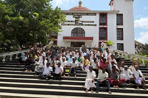  ಮಂಗೋಟೆ ಗ್ರಾಮದ ಹಳೆಯ ಶಾಲಾ ಕಟ್ಟಡವನ್ನು ಉಳಿಸಿಕೊಡುವಂತೆ ಆಗ್ರಹಿಸಿ ಗ್ರಾಮದ ಗಜೇಂದ್ರ, ಜಗದೀಶ್, ಗುರುಶಾಂತಪ್ಪ, ಚನ್ನಬಸಪ್ಪ, ಮಲ್ಲೇಶಪ್ಪ, ರಾಜಪ್ಪ ಮತ್ತಿತರರು ಡಿಸಿ ಕಚೇರಿ ಎದುರು ಪ್ರತಿಭಟನೆ ನಡೆಸಿದರು.
