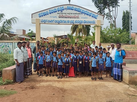 ರಟ್ಟಿಹಳ್ಳಿ ತಾಲೂಕಿನ ಹಿರೇಮಾದಾಪುರ ಗ್ರಾಮದ ಸರ್ಕಾರಿ ಹಿರಿಯ ಪ್ರಾಥಮಿಕ ಶಾಲೆಯಲ್ಲಿ school ಶಿಕ್ಷಕರ ಕೊರತೆ ಹಿನ್ನೆಲೆಯಲ್ಲಿ ಪಾಲಕರು ಮಕ್ಕಳನ್ನು ಮನೆಗೆ ಕರೆದುಕೊಂಡು ಹೋದರು. 