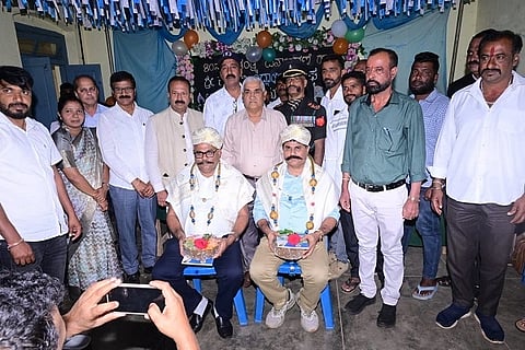 ಹೆಬ್ಬಾಲೆ ಪ್ರೌಢಶಾಲೆಯ ಕಟ್ಟಡದ ಛಾವಣಿ ನವೀಕರಿಸಿಕೊಟ್ಟ ಶಾಲೆಯ ಹಳೆಯ ವಿದ್ಯಾರ್ಥಿ ನಾಪಂಡ ಮುದ್ದಪ್ಪ ಹಾಗೂ ಮುತ್ತಪ್ಪ ಸಹೋದರರನ್ನು ಶಾಲಾ ಆಡಳಿತ ಮಂಡಳಿ ವತಿಯಿಂದ ಸನ್ಮಾನಿಸಲಾಯಿತು. ಎಚ್.ಎಸ್. ಕೃಷ್ಣಪ್ಪ, ಹೆಚ್.ವಿ. ಶಿವಪ್ಪ, ಡಾ.ಸಂಗೀತಾ ಮುದ್ದಪ್ಪ, ವಿಜಯಕುಮಾರ್, ಬಸವರಾಜ ಶೆಟ್ಟಿ ಮತ್ತಿತರರು ಇದ್ದರು.
