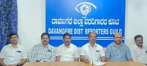  ದಾವಣಗೆರೆಯಲ್ಲಿ ಶಾಶ್ವತ ಅನುದಾನರಹಿತ ಶಾಲಾ ಮಂಡಳಿಗಳ ಸಂಘದ ಜಿಲ್ಲಾಧ್ಯಕ್ಷ ತ್ಯಾವಣಿಗೆ ವೀರಭದ್ರಸ್ವಾಮಿ ಸುದ್ದಿಗೋಷ್ಠಿ ನಡೆಸಿದರು.  ಎಚ್.ಜಿ. ಪ್ರಕಾಶ್, ಎಚ್.ಎಂ. ರುದ್ರಮುನಿಸ್ವಾಮಿ ಇದ್ದರು. 