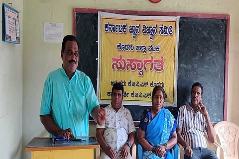 ಕುಶಾಲನಗರ ಅನುಗ್ರಹ ಪದವಿ ಪೂರ್ವ ಕಾಲೇಜಿನಲ್ಲಿ ಕರ್ನಾಟಕ ಜ್ಞಾನ ವಿಜ್ಞಾನ ಸಮಿತಿಯ ವತಿಯಿಂದ  ವೈಜ್ಞಾನಿಕ ಮನೋಭಾವ ಹಾಗೂ ವೈಚಾರಿಕತೆ ಕುರಿತು ಏರ್ಪಡಿಸಿದ್ದ ಉಪನ್ಯಾಸದಲ್ಲಿ ಅಧ್ಯಾಪಕ ಮೆ.ನಾ.ವೆಂಕನಾಯಕ್ ಮಾತನಾಡಿದರು. ಸರಳಕುಮಾರಿ, ಎನ್.ಎಸ್.ಕುಮಾರ್, ಟಿ.ಬಿ.ಮಂಜುನಾಥ್ ಇದ್ದರು.