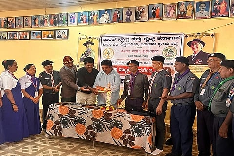 ಕುಶಾಲನಗರದಲ್ಲಿ ಸ್ಕೌಟ್ಸ್, ಗೈಡ್ಸ್ ಸಂಸ್ಥೆಯ ವತಿಯಿಂದ ಏರ್ಪಡಿಸಿದ್ದ ಕಾರ್ಗಿಲ್ ವಿಜಯೋತ್ಸವ ಕುರಿತ ಸಂವಾದ ಕಾರ್ಯಕ್ರಮವನ್ನು ವಿ.ಪಿ.ಶಶಿಧರ್ ಉದ್ಘಾಟಿಸಿದರು. ಹವಾಲ್ದಾರ್ ಮಹಮ್ಮದ್ ನಬಿ, ಡಾ.ಪ್ರವೀಣ್, ರಂಜಿತ್ ಇತರರು ಇದ್ದರು.