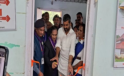 ಭಾರತ್ ಸ್ಕೌಟ್ಸ್ ಮತ್ತು ಗೈಡ್ಸ್ ಜಿಲ್ಲಾ ಸಂಸ್ಥೆಯ ವತಿಯಿಂದ ಶಾಸಕರ ಅನುದಾನದಲ್ಲಿ ನವೀಕರಣಗೊಂಡ ಸಭಾಂಗಣವನ್ನು ಮಡಿಕೇರಿ ಶಾಸಕ ಡಾ.ಮಂತರ್ ಗೌಡ ಅವರು ಉದ್ಘಾಟಿಸಿದರು. ಕೆ.ಟಿ.ಬೇಬಿ ಮ್ಯಾಥ್ಯು, ರಾಣಿ ಮಾಚಯ್ಯ ಇತರರಿದ್ದರು.
