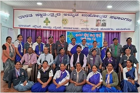 ಸೋಮವಾರ ಮಡಿಕೇರಿಯ ಪೊನ್ನಮ್ಮ ಕುಶಾಲಪ್ಪ ಸ್ಕೌಟ್ಸ್ ಮತ್ತು ಗೈಡ್ಸ್ ಭವನ ಸಭಾಂಗಣದಲ್ಲಿ ನಡೆದ ಭಾರತ್ ಸ್ಕೌಟ್ಸ್ ಮತ್ತು ಗೈಡ್ಸ್ ಕೊಡಗು ಜಿಲ್ಲಾ ಸಂಸ್ಥೆಯ ವಾರ್ಷಿಕ ಮಹಾಸಭೆಯಲ್ಲಿ ಸಂಸ್ಥೆಯ ಪ್ರಮುಖರು ಪಾಲ್ಗೊಂಡಿದ್ದರು. ನಿತಿನ್ ಚಕ್ಕಿ, ಕೆ.ಟಿ. ಬೇಬಿ ಮ್ಯಾಥ್ಯೂ, ಧನಂಜಯ, ಕಾಳಿಮಾಡ ಮೋಟಯ್ಯ, ಡಾ. ಪ್ರವೀಣ್ ದೇವರಗುಂಡ ಮತ್ತಿತರರು ಇದ್ದರು.