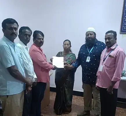 ಕೆಪಿಎಸ್​ ಶಾಲೆಗಳ ಜತೆಗೆ ಸರ್ಕಾರಿ ಶಾಲೆಗಳನ್ನು ವಿಲೀನಗೊಳಿಸುವುದನ್ನು ಸರ್ಕಾರ ಕೈಬಿಡಬೇಕು ಎಂದು  ಜಿಲ್ಲಾ ಎಸ್​ಡಿಎಂಸಿ ಸಮಿತಿ ಸದಸ್ಯರು, ಕೋಲಾರ ಸಾರ್ವಜನಿಕ ಶಿಕ್ಷಣ ಇಲಾಖೆಯ ಉಪ ನಿರ್ದೇಶಕಿ ಅಲ್ಮಾಸ್​ ಪರ್ವೀತಾಜ್​ ಅವರಿಗೆ ಮನವಿ ಸಲ್ಲಿಸಿದರು.