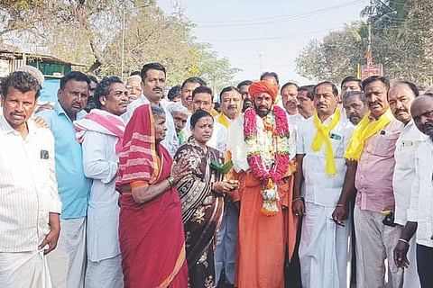 ವಿವಿಧ ಬೇಡಿಕೆಗಳ ಈಡೇರಿಕೆಗೆ ಆಗ್ರಹಿಸಿ ನಾರಾಯಣ ಗುರು ಶಕ್ತಿಪೀಠದ ಪ್ರಣವಾನಂದ ಸ್ವಾಮೀಜಿ ನೇತೃತ್ವದಲ್ಲಿ ಈಡಿಗ-ಬಿಲ್ಲವ ಸಮುದಾಯ ಕೈಗೊಂಡಿರುವ ಪಾದಯಾತ್ರೆಯನ್ನು ಸಿದ್ದಾಪುರದಲ್ಲಿ ಸಾರ್ವಜನಿಕರು ಅದ್ದೂರಿಯಾಗಿ ಸ್ವಾಗತಿಸಿದರು. ಸಮುದಾಯದ ಜಿಲ್ಲಾ ಅಧ್ಯಕ್ಷ ಕಾಶೀ ವಿಶ್ವನಾಥ ಬಿಚ್ಚಾಲಿ, ಪ್ರಮುಖರಾದ ವೀರಭದ್ರಪ್ಪ ಅಬಕಾರಿ, ಚನ್ನಬಸನಗೌಡ ಮೈಲಾಪುರ, ರವಿಚಂದ್ರ ಹೊಸಮನಿ, ವಲಿ ಭಾಷ, ಚಿನ್ನಪ್ಪ ವೇಷಗಾರ ಇತರರಿದ್ದರು.