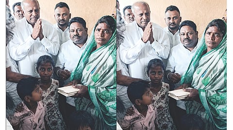 ತೀರ್ಥಹಳ್ಳಿಯಲ್ಲಿ ಗುಡ್ಡ ಕುಸಿದು ಮೃತಪಟ್ಟ ಸಿದ್ದಾಪುರ ಸಮೀಪದ ಕಕ್ಕರಗೋಳದ ನಿವಾಸಿಗಳ ಮೃತರ ಕುಟುಂಬಸ್ಥರಿಗೆ ಕೊಪ್ಪಳದ ಮಾಜಿ ಶಾಸಕ ಬಸವರಾಜ ಹಿಟ್ನಾಳ ಧನಸಹಾಯ ಮಾಡಿದರು. ಮುಖಂಡರಾದ ಜನಗಂಡೆಪ್ಪ ಪೂಜಾರ್, ಶರಣಪ್ಪ ಪರಕಿ ಇತರರಿದ್ದರು.