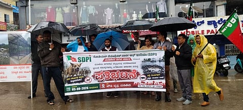 ಬೀದಿನಾಯಿಗಳ ಹಾವಳಿ ಮತ್ತು ಹದಗೆಟ್ಟ ರಸ್ತೆಗಳ ಬಗ್ಗೆ ಗಮನಹರಿಸದ ನಗರಸಭೆ ಆಡಳಿತದ ವಿರುದ್ಧ ಆಕ್ರೋಶ ವ್ಯಕ್ತಪಡಿಸಿ ಎಸ್‌ಡಿಪಿಐ ಮಡಿಕೇರಿ ನಗರ ಸಮಿತಿ ಕಾರ್ಯಕರ್ತರು ಬುಧವಾರ ಇಂದಿರಾಗಾಂಧಿ ವೃತ್ತದಲ್ಲಿ ಪ್ರತಿಭಟನೆ ನಡೆಸಿದರು.