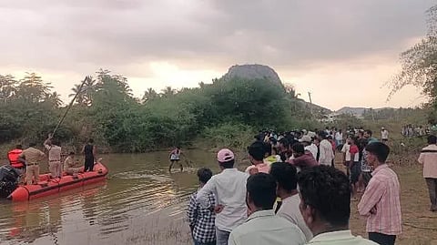 ಕಬ್ಬಾಳು ಸಮೀಪ ಕಚುವನಹಳ್ಳಿ ಕೆರೆಯಲ್ಲಿ ವಿದ್ಯಾರ್ಥಿಗಳ ಶವಗಳಿಗಾಗಿ ಹುಡುಕಾಟ ನಡೆಸುತ್ತಿರುವ ಅಗ್ನಿ ಶಾಮಕ ಸಿಬ್ಬಂದಿ. 