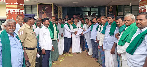 ಬಿತ್ತನೆ ಬೀಜ, seed ರಸಗೊಬ್ಬರ ದರ ಇಳಿಕೆಗೆ ಮನವಿ ರಟ್ಟಿಹಳ್ಳಿಯಲ್ಲಿ ರೈತ ಸಂಘದ ವತಿಯಿಂದ ತಹಸೀಲ್ದಾರ್ ಶ್ವೇತಾ ಅವರಾವತಿ ಅವರಿಗೆ ಮನವಿ ಸಲ್ಲಿಸಲಾಯಿತು. 