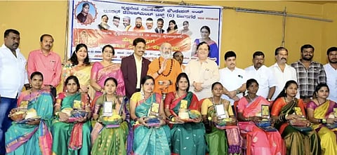  ಕೃಷ್ಣವೇಣಿ ಎಜುಕೇಷನ್ ಫೌಂಡೇಷನ್ ಹಾಗೂ ರೂರಲ್ ಡೆವಲಪ್‌ಮೆಂಟ್ ಟ್ರಸ್ಟ್‌ನಿಂದ ದಾವಣಗೆರೆಯಲ್ಲಿ ಭಾನುವಾರ, ಗರ್ಭಿಣಿಯರಿಗೆ ಸಾಮೂಹಿಕ ಸೀಮಂತ ನೆರವೇರಿಸಲಾಯಿತು. ಓಂಕಾರ ಶಿವಾಚಾರ್ಯ ಸ್ವಾಮೀಜಿ, ಚಿಂದೋಡಿ ಚಂದ್ರಧರ, ವಿ. ಅವಿನಾಶ್, ಮಾಲಾ ನಾಗರಾಜ್, ವಾಸುದೇವ ರಾಯ್ಕರ್, ಕಣ್ಣಾಳ್ ಆಂಜಿನಪ್ಪ ಇತರರಿದ್ದರು. 