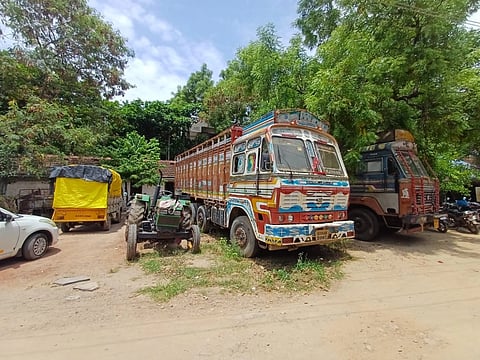 ನವಲಗುಂದ ಹಳೆಯ ತಹಸೀಲ್ದಾರ್ ಕಚೇರಿಯಲ್ಲಿ ಪೊಲೀಸ್ ಇಲಾಖೆ ವಶಪಡಿಸಿಕೊಂಡಿರುವ ವಾಹನಗಳು.