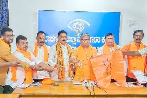  ದಾವಣಗೆರೆ ಜಿಲ್ಲಾ ವರದಿಗಾರರ ಕೂಟದಲ್ಲಿ ಸೋಮವಾರ ಶಿವಸೇನಾ ಪಕ್ಷದ ಜಿಲ್ಲಾ ಪದಾಧಿಕಾರಿಗಳ ಹೆಸರು ಘೋಷಿಸಿದ ಸಂದರ್ಭದಲ್ಲಿ ಗಂಗಾಧರ ಕುಲಕರ್ಣಿ, ಅಮರನಾಥ್, ಎಂ.ಎಸ್. ಹರೀಶ್, ಅರುಣ್ ಕುಮಾರ್ ಜಡಿಮಠ್, ಎಸ್.ಜಿ. ಸೋಮಶೇಖರ್, ಜಿ.ಎಚ್. ನಾಗರಾಜಪ್ಪ, ನಾಗರಾಜಯ್ಯ ಬಿ.ಎಂ, ಸತೀಶ್ ಕುಮಾರ್ ಎನ್.ಎನ್. ಇದ್ದರು.