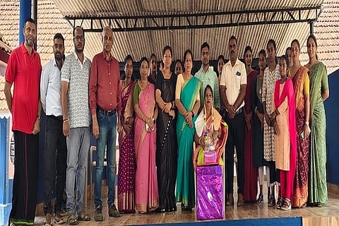 ನಿವೃತ್ತಿ ಹೊಂದಿದ ಗೋಣಿಕೊಪ್ಪಲು ಸರ್ಕಾರಿ ಮಾದರಿ ಪ್ರಾಥಮಿಕ ಶಾಲೆ ಶಿಕ್ಷಕಿ ಜಯಶ್ರಿ ಅವರನ್ನು ಎಸ್.ಡಿ.ಎಂ.ಸಿ. ಮತ್ತು ಶಾಲಾ ಶಿಕ್ಷಕರ ವತಿಯಿಂದ ಬಿಳ್ಕೊಡಲಾಯಿತು. ಹೆಚ್.ಕೆ. ಕುಮಾರ್, ಜಗದೀಶ್ ಜೋಡುಬೀಟಿ, ದಿವ್ಯ, ಸತೀಶ್ ಬಿ.ಆರ್., ರಮಾನಂದ ಟಿ.ಡಿ. ಮತ್ತಿತರರು ಇದ್ದರು.