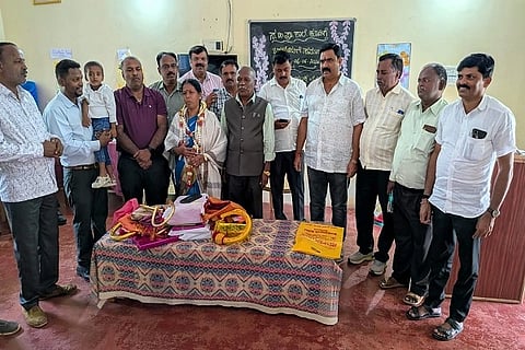 ಸೇವೆಯಿಂದ ನಿವೃತ್ತರಾದ ಶಿಕ್ಷಕಿ ಹೆಚ್.ಎಸ್. ಸಣ್ಣಕ್ಕ ಅವರನ್ನು  ಕೂಡಿಗೆ ಸರ್ಕಾರಿ ಹಿರಿಯ ಪ್ರಾಥಮಿಕ ಶಾಲೆಯಲ್ಲಿ ನಡೆದ ಸಮಾರಂಭದಲ್ಲಿ  ಬೀಳ್ಕೊಡಲಾಯಿತು. ಹೆಚ್.ಎಸ್. ಚೇತನ್, ಕೆ.ಎಸ್. ಪ್ರಸನ್ನ ಕುಮಾರ್, ಬಸವರಾಜ್, ಮಂಜುನಾಥ ಹೆಚ್.ಎನ್. ಶಿವಲಿಂಗ ಕೂಡಿಗೆ ಮತ್ತಿತರರು ಇದ್ದರು.