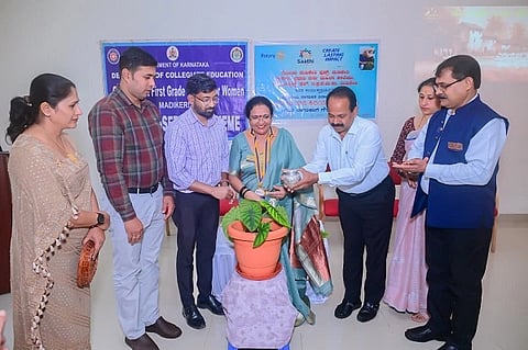ರೋಟರಿ ಮಡಿಕೇರಿ ವುಡ್ಸ್, ಮಡಿಕೇರಿ ಸರ್ಕಾರಿ ಪ್ರಥಮ ದರ್ಜೆ ಮಹಿಳಾ ಕಾಲೇಜು ಹಾಗೂ ರೋರ‍್ಯಾಕ್ಟ್ ಕ್ಲಬ್ ವತಿಯಿಂದ ಆಚರಿಸಲಾದ ಹಿರಿಯ ನಾಗರಿಕರ ದಿನ ಕಾರ್ಯಕ್ರಮವನ್ನು ಆಕಾಶವಾಣಿ ನಿವೃತ್ತ ಉದ್ಘೋಷಕ ಸುಬ್ರಾಯ ಸಂಪಾಜೆ ಉದ್ಘಾಟಿಸಿದರು. ಪ್ರಮೀಳಾ ಶೆಟ್ಟಿ, ಡಾ. ವೇಣುಗೋಪಾಲ್, ವಸಂತ್ ಕುಮಾರ್ ಮತ್ತಿತರರು ಇದ್ದರು. 