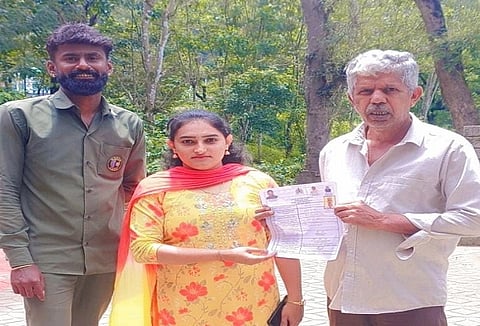 ಮಡಿಕೇರಿ ಸೆಸ್ಕ್ ವ್ಯಾಪ್ತಿಯ ನೌಕರರು ಗ್ರಾಹಕರ ಮನೆ ಮನೆಗೆ ಭೇಟಿ ನೀಡಿ ಮಾಹಿತಿ ಪಡೆಯುತ್ತಿರುವುದು.