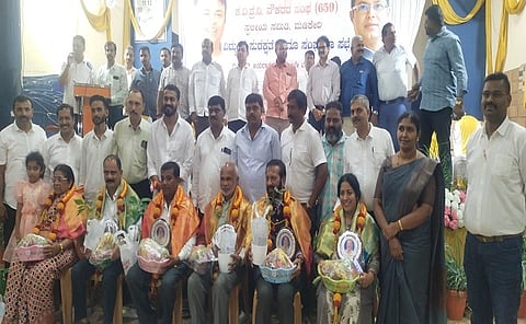 ವಿದ್ಯುತ್ ಸುರಕ್ಷತೆ ಮತ್ತು ನೌಕರರ ಸಂಘಟನಾ ಸಭೆಯಲ್ಲಿ ನಿವೃತ್ತ ನೌಕರರು, ರಾಜ್ಯ ಸಂಘದ ಪದಾಧಿಕಾರಿಗಳು ಹಾಗೂ ಹಿರಿಯ ಅಧಿಕಾರಿಗಳನ್ನು ಸನ್ಮಾನಿಸಿ ಗೌರವಿಸಲಾಯಿತು. ಕೆ.ಬಲರಾಂ, ಶಿವರಾಮ್, ಸಿ.ವರದರಾಜು, ಶಿವಾನಂದ ಶೆಟ್ಟಿ ಇತರರಿದ್ದರು.