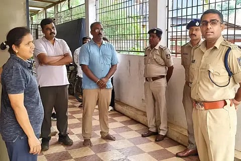 ಸಾಗರದ ಗಾಂಧಿನಗರದಲ್ಲಿ ನಂದನಕುಮಾರ್ ಕುಟುಂಬದವರಿಂದ ಎಸ್ಪಿ ನಿಖಿಲ್ ಮಾಹಿತಿ ಪಡೆಯುತ್ತಿರುವುದು.