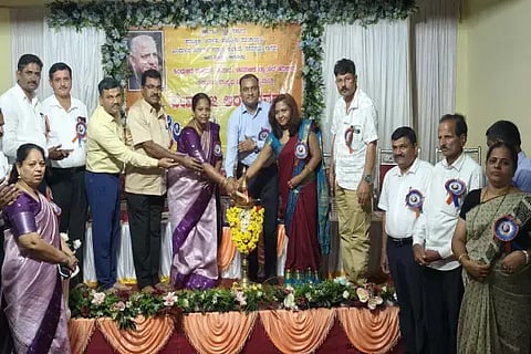 ಸಾಗರದಲ್ಲಿ ಆಯೋಜಿಸಿದ್ದ ಡಿ.ದೇವರಾಜ ಅರಸು ಜನ್ಮ ದಿನಾಚರಣೆ ಕಾರ್ಯಕ್ರಮವನ್ನು ವೀರೇಶ್‌ಕುಮಾರ್, ಡಾ. ಪ್ರತಿಭಾ ಮತ್ತಿತರರು ಉದ್ಘಾಟಿಸಿದರು. ಎಚ್.ಕೆ.ನಾಗಪ್ಪ, ಡಾ. ಮೂಕಪ್ಪ ನಾಯ್ಕ್, ಡಾ. ಅನ್ನಪೂರ್ಣಾ ಇತರರಿದ್ದರು.