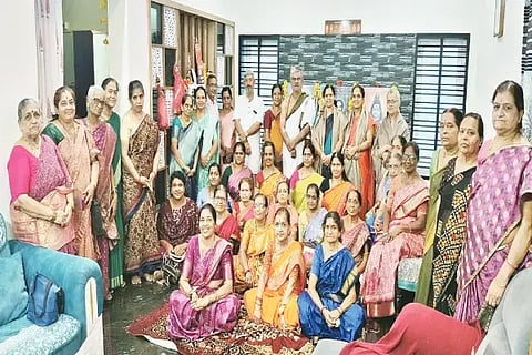 ಸಾಗರ ಪಟ್ಟಣದ ವಿಜಯನಗರ ಬಡಾವಣೆಯಲ್ಲಿ ಏರ್ಪಡಿಸಿದ್ದ ಮನೆಮನೆ ಭಜನೆ ಕಾರ್ಯಕ್ರಮದಲ್ಲಿ ಅಶ್ವಿನಿಕುಮಾರ್, ಡಿ.ಕೆ.ಸರೋಜಾ, ಮ.ಸ.ನಂಜುಂಡಸ್ವಾಮಿ, ವಿದ್ಯಾ ಸದಾಶಿವ ಜೋಯಿಸ್, ಆರತಿ ಅರವಿಂದ ಇತರರಿದ್ದರು.
