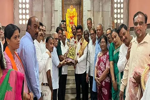 ಸಾಗರದ ಯಲ್ಲಮ್ಮ ದೇವಿ ದೇವಸ್ಥಾನಕ್ಕೆ ಭೇಟಿ ನೀಡಿದ್ದ ಸಂಸದ ಬಿ.ವೈ.ರಾಘವೇಂದ್ರ ಅವರನ್ನು ಸನ್ಮಾನಿಸಲಾಯಿತು. ಗಣೇಶ್ ಪ್ರಸಾದ್,  ಎಸ್.ಬಿ.ರಘುನಾಥ್, ಕೆ.ಎಸ್.ಪ್ರಶಾಂತ್, ಸವಿತಾ ವಾಸು ಇತರರಿದ್ದರು.