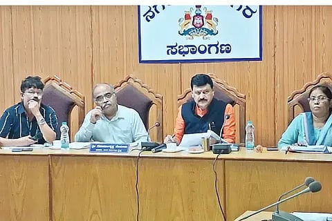ಸಾಗರದಲ್ಲಿ ಆಯೋಜಿಸಿದ್ದ ನಗರಸಭೆ ಅಧಿಕಾರಿಗಳ ಸಭೆಯಲ್ಲಿ ಶಾಸಕ ಗೋಪಾಲಕೃಷ್ಣ ಬೇಳೂರು ಮಾತನಾಡಿದರು. ಎಚ್.ಕೆ.ನಾಗಪ್ಪ, ರಂಗಸ್ವಾಮಿ ಇತರರಿದ್ದರು.