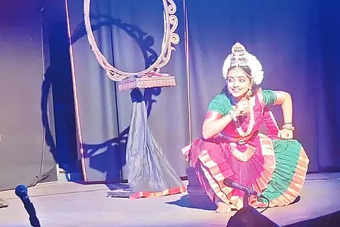 ನಾಟ್ಯರಾಣಿ ಶಾಂತಲೆಯ ಆತ್ಮವೃತ್ತ ‘ಹೆಜ್ಜೆಗೊಲಿದ ಬೆಳಕು’ ಏಕವ್ಯಕ್ತಿ ನಾಟಕದಲ್ಲಿ ಸಂಸ್ಕೃತಿ ಪ್ರಭಾಕರ್ ಅವರ ನೃತ್ಯ.