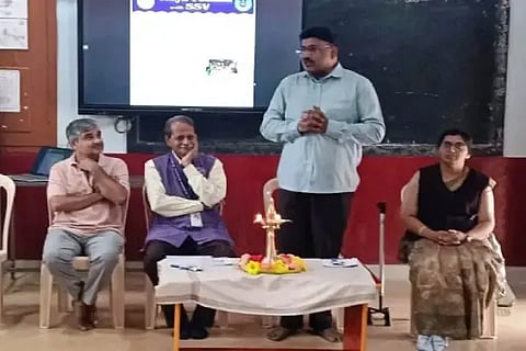 ಸಾಗರ ತಾಲೂಕಿನ ಇಕ್ಕೇರಿಯಲ್ಲಿ ಆಯೋಜಿಸಿದ್ದ ಶಿಕ್ಷಕರ ತರಬೇತಿ ಕಾರ್ಯಾಗಾರದಲ್ಲಿ ಇಕ್ಕೇರಿ ಪ್ರೌಢಶಾಲೆ ಮುಖ್ಯ ಶಿಕ್ಷಕ ಸಿ.ರಜನೀಶ್ ಮಾತನಾಡಿದರು. ಡಾ. ಶರತ್ ಐರಾಣಿ, ಮೇಖಲಾ ಭಟ್ ಇತರರಿದ್ದರು.