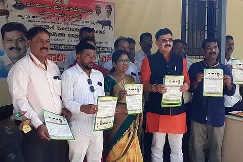 ಸಾಗರದ ಪಶು ಆಸ್ಪತ್ರೆಯಲ್ಲಿ ಕಾಲುಬಾಯಿ ರೋಗಕ್ಕೆ ಉಚಿತ ಲಸಿಕಾ ಅಭಿಯಾನದಲ್ಲಿ ಶಾಸಕ ಗೋಪಾಲಕೃಷ್ಣ ಬೇಳೂರು ಜಾಗೃತಿ ಕರಪತ್ರ ಬಿಡುಗಡೆ ಮಾಡಿದರು. ಮಂಜುನಾಥ್, ಗಣಪತಿ, ಮಧುಮಾಲತಿ, ಕುಸುಮಾ ಇತರರಿದ್ದರು.