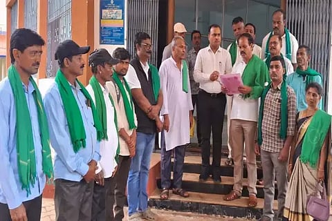 ಕಸ್ತೂರಿ ರಂಗನ್ ವರದಿ ತಿರಸ್ಕರಿಸುವಂತೆ ಒತ್ತಾಯಿಸಿ ಸಾಗರದಲ್ಲಿ ರೈತ ಸಂಘದ ಪ್ರಮುಖರು ಎಸಿ ವೀರೇಶ್‌ಕುಮಾರ್ ಅವರಿಗೆ ಮನವಿ ಸಲ್ಲಿಸಿದರು. ಶಿವಾನಂದ ಕುಗ್ವೆ, ಎನ್.ಡಿ.ವಸಂತಕುಮಾರ್, ಜಿನೇಶ್‌ಕುಮಾರ್, ಹೊಯ್ಸಳ ಗಣಪತಿಯಪ್ಪ ಇತರರಿದ್ದರು.
