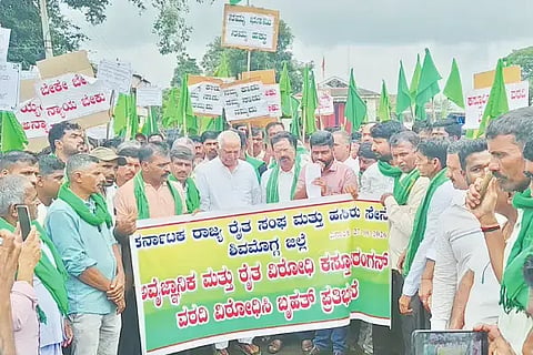 ಸಾಗರದಲ್ಲಿ ಕಸ್ತೂರಿ ರಂಗನ್ ವರದಿ ವಿರೋಧಿಸಿ ಜಿಲ್ಲಾ ರೈತ ಸಂಘದ ನೇತೃತ್ವದಲ್ಲಿ ಆಯೋಜಿಸಿದ್ದ ಮೆರವಣಿಗೆಗೆ ಮಾಜಿ ಸಚಿವ ಕಾಗೋಡು ತಿಮ್ಮಪ್ಪ ಚಾಲನೆ ನೀಡಿದರು. ಹರತಾಳು ಹಾಲಪ್ಪ, ದಿನೇಶ್ ಶಿರವಾಳ, ಚೇತನರಾಜ್ ಕಣ್ಣೂರು, ರಮೇಶ್ ಕೆಳದಿ ಇತರರಿದ್ದರು.