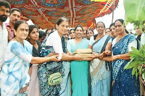 ಸಾಗರ ತಾಲೂಕಿನ ಹೊನ್ನೇಸರದ ವಿರೂಪಾಕ್ಷನ ಜಡ್ಡು ಕೆರೆಗೆ ಕೆರೆ ಸಮಿತಿ, ಕವಿ-ಕಾವ್ಯ ಟಸ್ಟ್‌ನ ಪ್ರಮುಖರು ಬಾಗಿನ ಅರ್ಪಿಸಿದರು. ವಿದ್ಯಾ ಅಕ್ಷರ, ಮಹಾಲಕ್ಷ್ಮೀ, ಗೌರಮ್ಮ, ರಮೇಶ್ ಇತರರಿದ್ದರು.