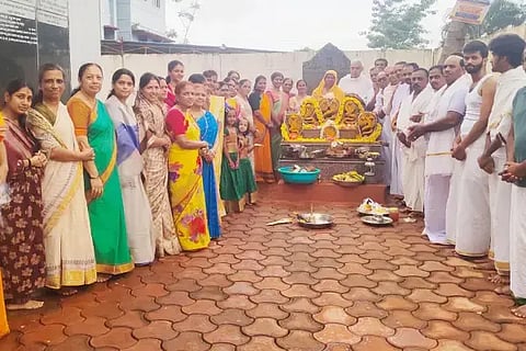 ಸಾಗರದ ಶ್ರೀ ಆದಿನಾಥ ತೀರ್ಥಂಕರ ಜೈನ ಬಸದಿಯಲ್ಲಿ ಆಯೋಜಿಸಿದ್ದ ನಾಗರ ಪಂಚಮಿ ಆಚರಣೆಯಲ್ಲಿ ಅಶೋಕಕುಮಾರ್ ಇಂದ್ರ, ಹಿತಕರ ಜೈನ್, ರತಿ ಹೊಯ್ಸಳ ಜೈನ್, ಲತಾ ದೇವರಾಜ್ ಜೈನ್ ಇತರರಿದ್ದರು.