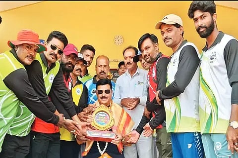 ಸಾಗರದಲ್ಲಿ ಓಮ್ನಿ ಚಾಲಕರು ಮತ್ತು ಮಾಲೀಕರ ಸಂಘದಿಂದ ಆಯೋಜಿಸಿದ್ದ ವಾರ್ಷಿಕ ಕ್ರೀಡಾಕೂಟದಲ್ಲಿ ಶಾಸಕ ಗೋಪಾಲಕೃಷ್ಣ ಬೇಳೂರು ಅವರನ್ನು ಸನ್ಮಾನಿಸಲಾಯಿತು.