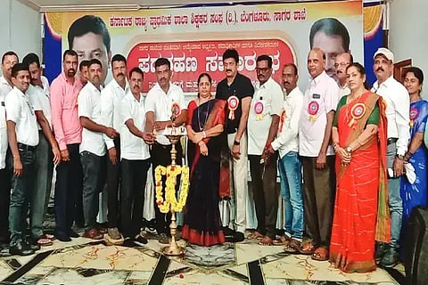 ಸಾಗರದಲ್ಲಿ ಪ್ರಾಥಮಿಕ ಶಾಲಾ ಶಿಕ್ಷಕರ ಸಂಘದ ಪದಗ್ರಹಣ ಕಾರ್ಯಕ್ರಮವನ್ನು ಪ್ರಭಾರ ಬಿಇಒ ಓಂಕಾರಪ್ಪ ಉದ್ಘಾಟಿಸಿದರು. ಮಾಲತೇಶಪ್ಪ, ಭೂಮೇಶ್, ಲಕ್ಷ್ಮಣ್ ನಾಯ್ಕ, ಡಾ. ಅನ್ನಪೂರ್ಣಾ ಇತರರಿದ್ದರು.