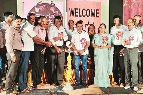 ಸಾಗರದಲ್ಲಿ ತಾಲೂಕು ಪ್ರಾಥಮಿಕ ಶಾಲಾ ಶಿಕ್ಷಕರ ಸಂಘ ಆಯೋಜಿಸಿದ್ದ ಶಿಕ್ಷಕರ ಮಹಾಸಭೆ ಮತ್ತು ಶೈಕ್ಷಣಿಕ ಕಾರ್ಯಾಗಾರವನ್ನು ಜಿಲ್ಲಾಧ್ಯಕ್ಷ ಡಿ.ಬಿ.ರುದ್ರಪ್ಪ ಉದ್ಘಾಟಿಸಿದರು. ಸದಾನಂದ ಸ್ವಾಮಿ, ಮಾಲತೇಶ್, ಡಾ. ಅನ್ನಪೂರ್ಣಾ, ಭೂಮೇಶ್, ಕೆ.ಜಗನ್ನಾಥ್ ಇತರರಿದ್ದರು.