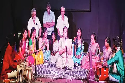 ಸಾಗರದಲ್ಲಿ ಆಯೋಜಿಸಿದ್ದ ಹಂಪಿ ಕನ್ನಡ ವಿಶ್ವವಿದ್ಯಾಲಯದ ವಿದ್ಯಾರ್ಥಿಗಳಿಂದ ಏರ್ಪಡಿಸಿದ್ದ ಗೀತ ಗಾಯನ ಕಾರ್ಯಕ್ರಮವನ್ನು ಹಾಡುವ ಮೂಲಕ ವಿದುಷಿ ವಸುಧಾ ಶರ್ಮ ಚಾಲನೆ ನೀಡಿದರು. ಶ್ರೀನಾಥ್, ಸಿ.ಟಿ.ಬ್ರಹ್ಮಾಚಾರ್, ಎಂ.ಎಸ್.ಚಂದ್ರಶೇಖರ್ ಇತರರಿದ್ದರು.