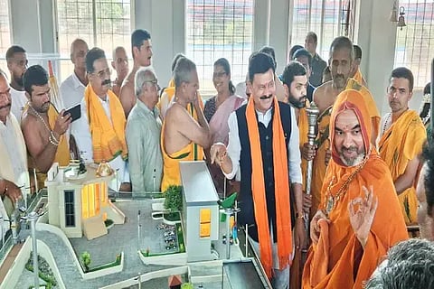  ಸಾಗರದಲ್ಲಿ ಅಯ್ಯಪ್ಪ ಸ್ವಾಮಿ ದೇವಸ್ಥಾನದ ಭೂ ಪರಿಗ್ರಹಣ ಕಾರ್ಯಕ್ರಮಕ್ಕೆ ಶ್ರೀ ರಾಘವೇಶ್ವರ ಭಾರತೀ ಸ್ವಾಮೀಜಿ ಚಾಲನೆ ನೀಡಿದರು. ಗೋಪಾಲಕೃಷ್ಣ ಬೇಳೂರು, ಹರತಾಳು ಹಾಲಪ್ಪ, ಆರ್.ಚಂದ್ರು, ಮನೋಜ್, ಸುನೀಲ್ ಇತರರಿದ್ದರು.