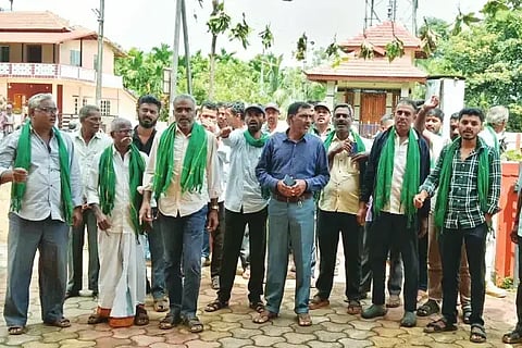 ಕಸ್ತೂರಿ ರಂಗನ್ ವರದಿ ಜಾರಿಗೊಳಿಸದಂತೆ ಒತ್ತಾಯಿಸಿ ಹಿನ್ನೀರು ಭಾಗದ ಗ್ರಾಮಸ್ಥರು ಕೋಳೂರು ಗ್ರಾಪಂ ಎದುರು ಪ್ರತಿಭಟನೆ ನಡೆಸಿದರು. ಅ.ನಾ.ಚಂದ್ರಶೇಖರ, ಅಶೋಕ್, ಮಂಜಪ್ಪ ಇತರರಿದ್ದರು.